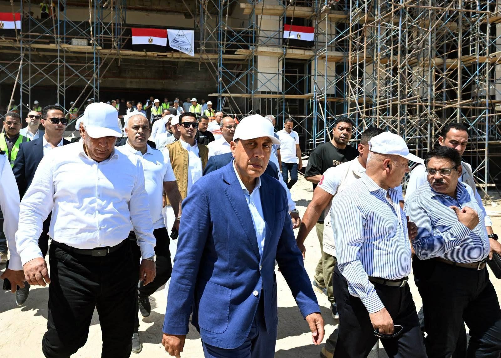 رئيس الوزراء يتفقد محطة القطار السريع في موسي مطروح